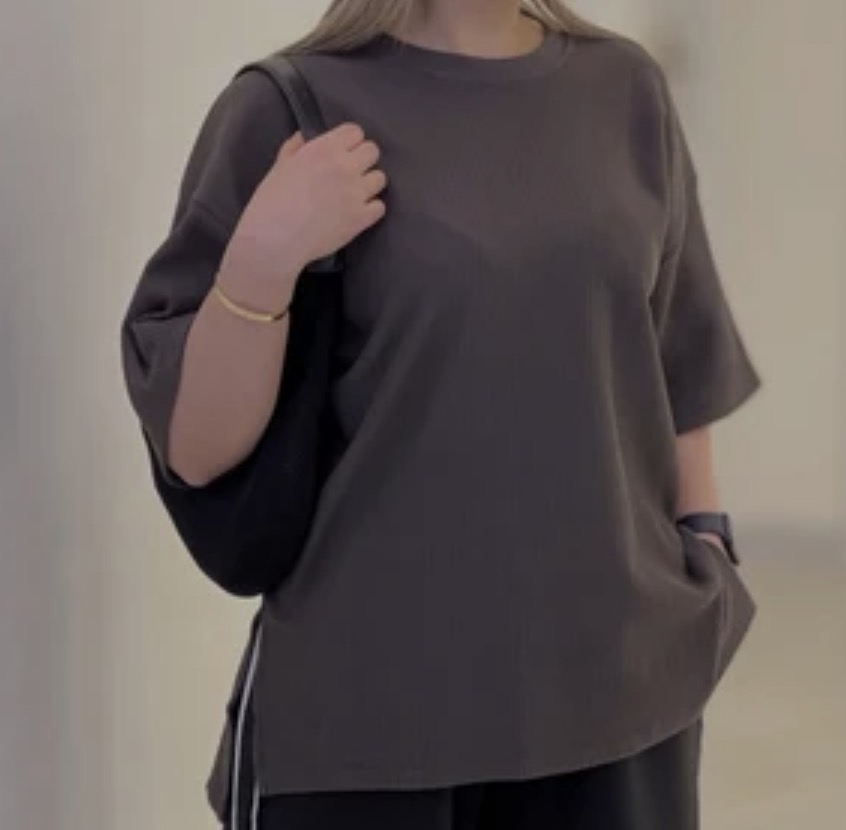 تیشرت زنانه موکا بغل چاکدار طرح زارا
